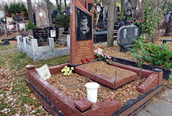 Памятник из гранита с теневым потертом покойного